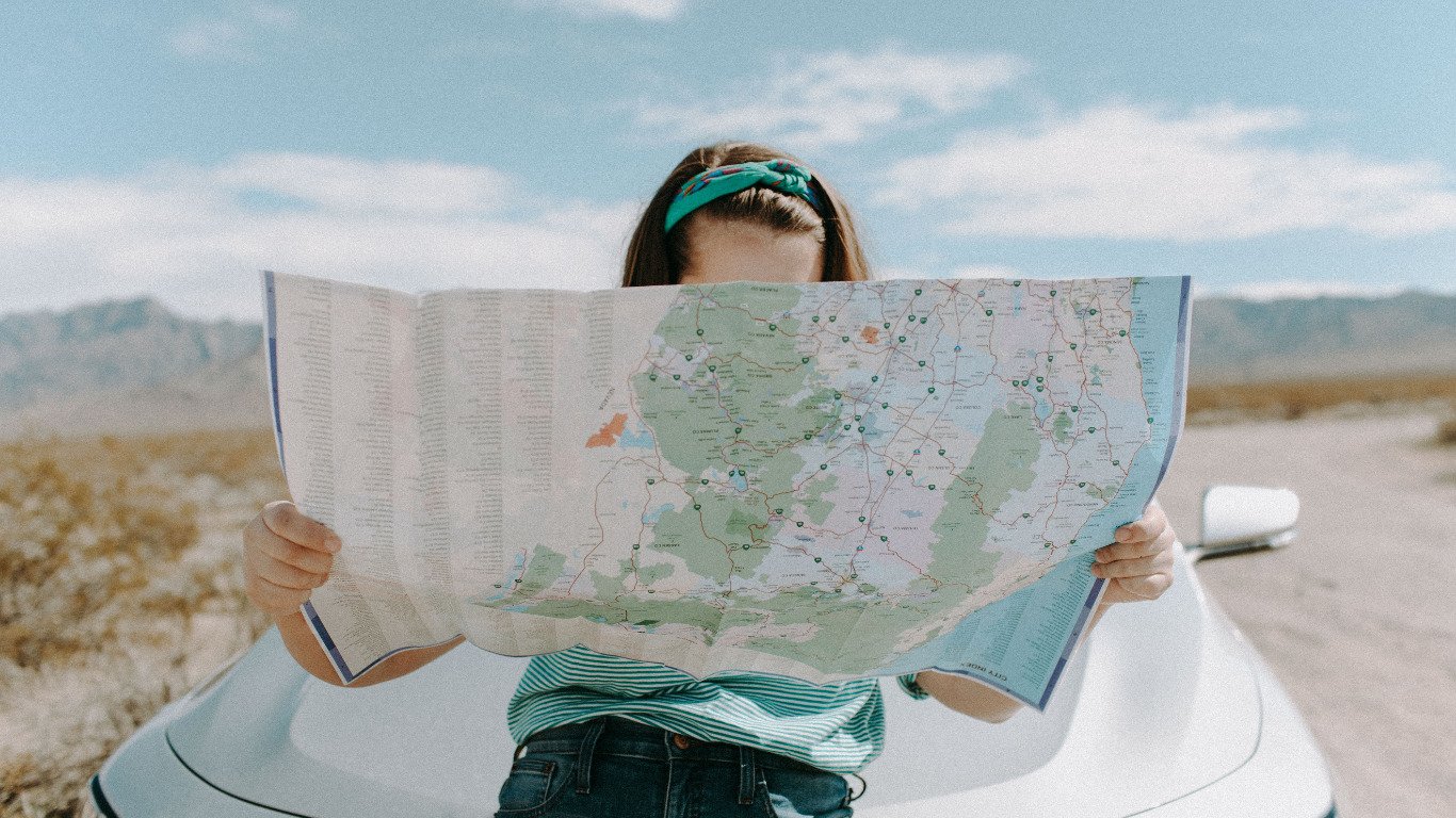 Mapa e itens de planejamento de viagem organizados